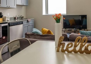 Frontdesk |1 BR Apt near Market Square