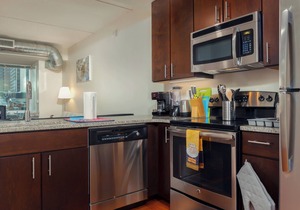 Fully Furnished 2 Bedroom 1 Bathroom Apartment near Rittenhouse