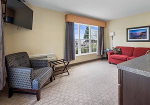 Get Closer to Nature at the Iroquois Suites with Breathtaking Views 214