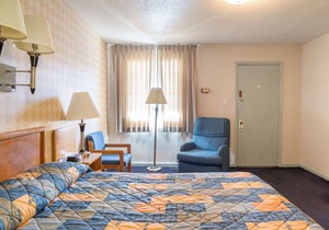 Hotel ∙ Private Room w Queen Bed in Budget Host Inn for Couples