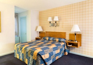Hotel ∙ Spacious Room in Budget Host Inn with 1 Queen Bed for Couples