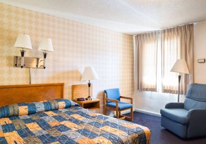 Hotel ∙ Spacious Room in Budget Host Inn with 1 Queen Bed for Couples