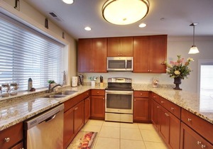 Just lovely. 3 br townhouse @16th St is an ez walk to the beach and boards.