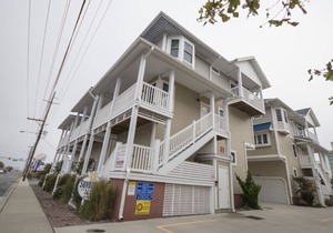 Just lovely. 3 br townhouse @16th St is an ez walk to the beach and boards.