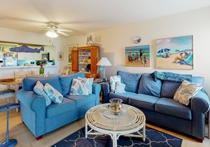 Kings Grant Home Between Ocean & Bay w/Shared Pool, WD, WiFi - Bright and Cheerful