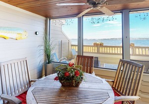 Kings Grant modern home between the ocean and bay with W/D & gorgeous kitchen