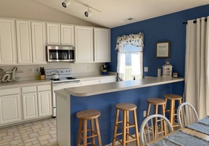Lake views & pool access! Bike or walk to beach, town & trails-2 Bedroom/Sleep 6