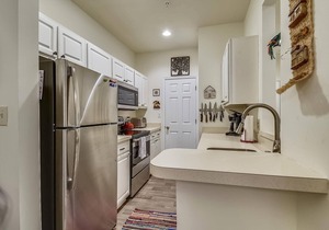 LINENS INCLUDED*! 3/N MINI-STAYS! CONVENIENT, COMMUNITY POOL/WIFI Internet Included! SHORT DRIVE TO BEACH