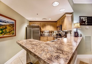 Luxury condo near downtown with free attraction tickets & hot tub/pool