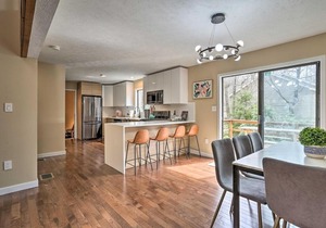 Luxury home with Modern Finishes - Game room & Hot Tub - Pocono Mountains home