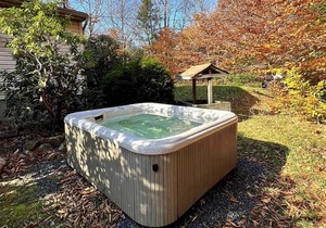 Luxury home with Modern Finishes - Game room & Hot Tub - Pocono Mountains home