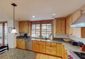 Modern mountain penthouse close to hikes & skiing