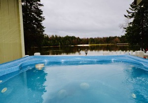 ⛷️⛱️⛰️Mt. Maplewood Lake Front❤️Romantic★1BR★HotTub★Fireplace★Games★Dogs+