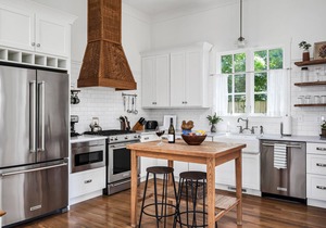 NEW Franklin Farmhouse in heart of downtown! Steps from shops & restaurants!