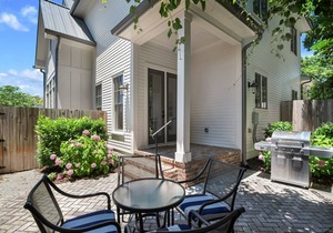 NEW Franklin Farmhouse in heart of downtown! Steps from shops & restaurants!