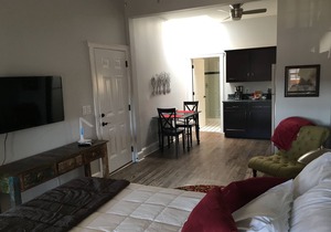 Newport Inn #2 - Walk to Levee and Downtown Cincinnati/REDS! Parking Included!!