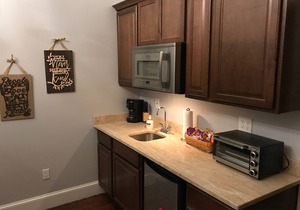 NEWPORT INN #4 - NO CLEANING FEES! FREE PARKING! WALK TO GAMES AND CONCERTS!