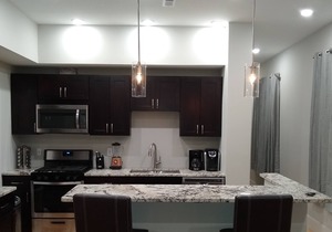 North Chat Modern and Spacious Townhome near Downtown Riverfront