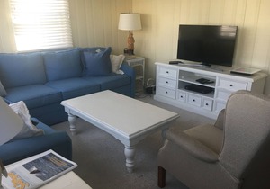 Ocean side 3 Bdrm -- 8 to beach -- Top floor, clean, bright & comfortable