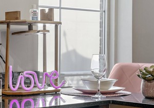PINK STUDIO APT IN HEART OF DOWNTOWN