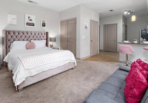 PINK STUDIO APT IN HEART OF DOWNTOWN
