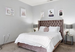 PINK STUDIO APT IN HEART OF DOWNTOWN