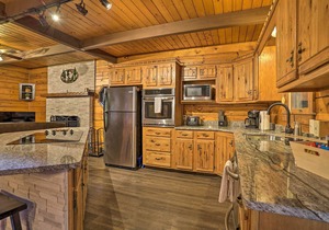 Pocono Log Cabin: Fireplace, Fire Pits & Amenities