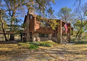 Riverfront Getaway with Treehouse, Fire Pit and Deck!