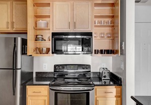 Sleek Rosslyn 1BR w/W/D, Gym & Pool, 10 min walk to Metro, by Blueground
