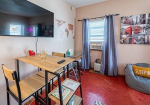 SNUG studio nestled in the heart of center city!