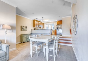 Sparkling Family Townhouse w/Private Balcony/Washer/Dryer/Free WiFi/Central AC