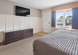 Stay in the Glacier Suite for breathtaking views of Kelleys Island 116