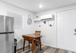 The Laurel Lounge - Apt 2