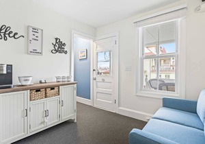 The Melrose, Room 1A- Queen Bed & Bath: Romantic Getaway, Steps from the Beach,