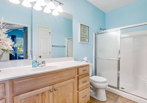 The Tides Coastal Gem W/Fast WiFi, Beautiful Decor, & Beach Access Nearby