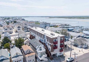 TWO-STORY TOWNHOUSE WITH BAY AND SUNSET VIEWS!