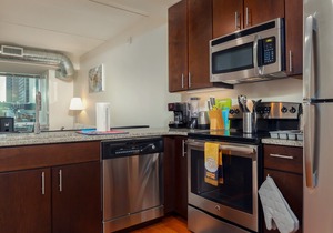 Urban Apartment near Transit, 24h Gym Access, A/C, City Views!
