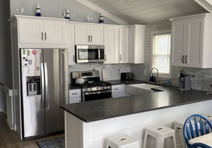 Walking distance to great Southend beach, stores, restaurants, marinas.and more
