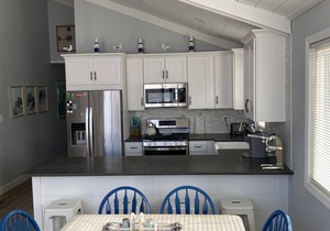 Walking distance to great Southend beach, stores, restaurants, marinas.and more