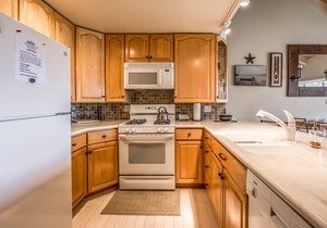 Waterfront condo w/ a boat slip, shared pool, & sports courts