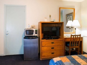 Budget Host Inn Couples | Huntington