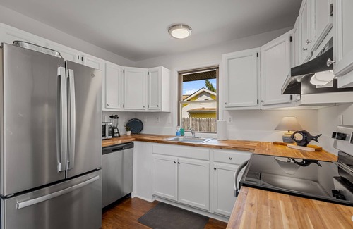 Issue House | 1 mile to beach & downtown/deck/grill/firepit/golf cart community