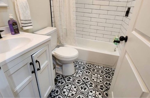 Philadelphia House | #10 NEW Bright Private Bedroom in Squirrel Hill