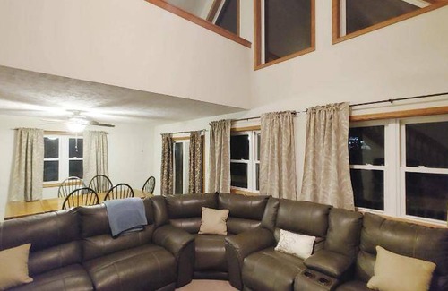 Thornhurst Ski Chalet | 130 m² Chalet ∙ 3 bedrooms ∙ 10 guests