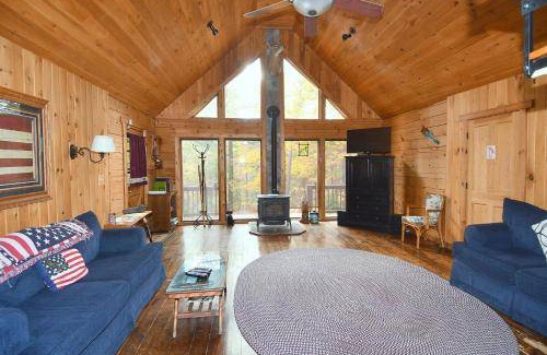 Great Cacapon Ski Chalet | 130 m² Chalet ∙ 3 bedrooms ∙ 6 guests