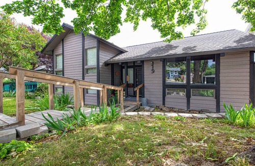 Sandpoint House | 204 m² House ∙ 3 bedrooms ∙ 8 guests
