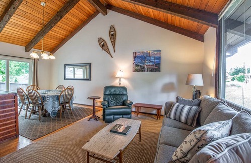 Sandpoint House | 204 m² House ∙ 3 bedrooms ∙ 8 guests