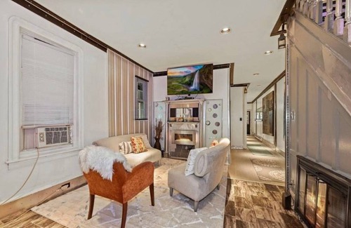 Chinatown House | 204 m² House ∙ 4 bedrooms ∙ 22 guests
