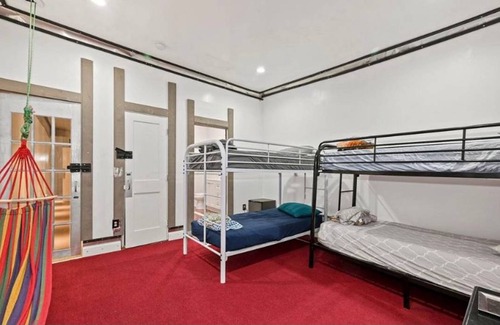 Chinatown House | 204 m² House ∙ 4 bedrooms ∙ 22 guests