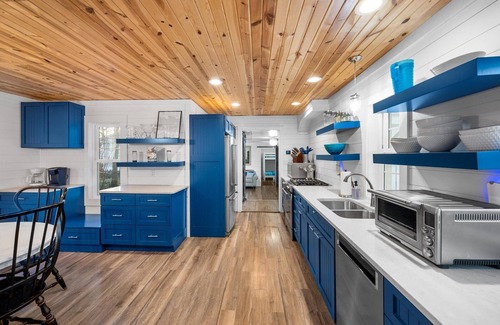 Lakeside Cottage | 228 Laurel Close to Downtown and the Lake!